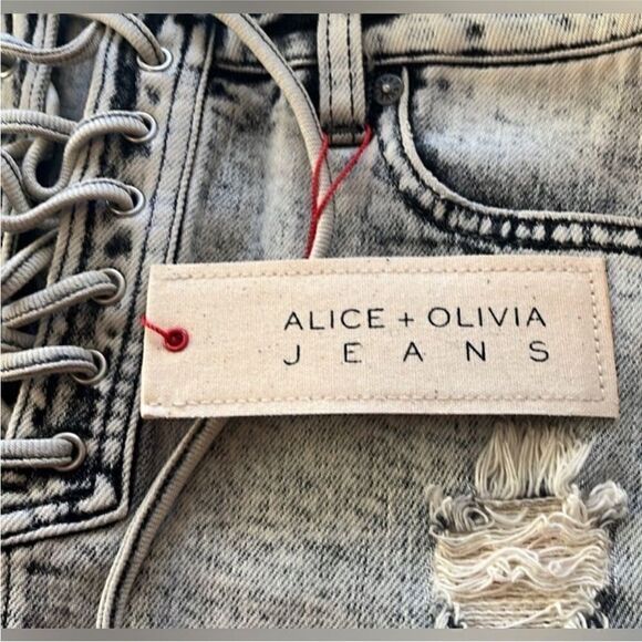 ALICE + OLIVIA NWT Raw-Edge Trim Mini Skirt
Washed Denim Size 24 (0) - Picture 11 of 14